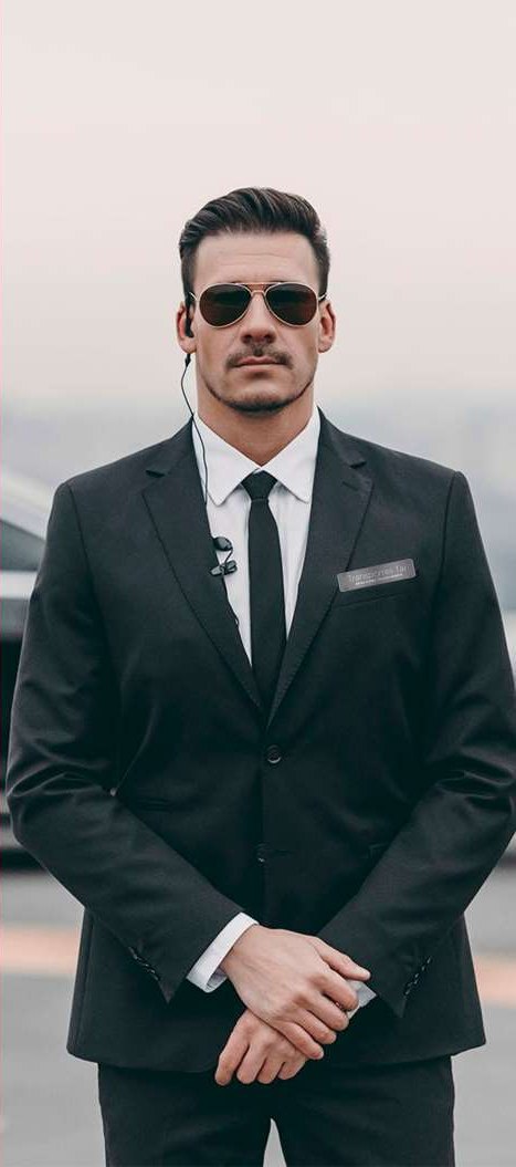 Conductor de TAI con traje y corbata