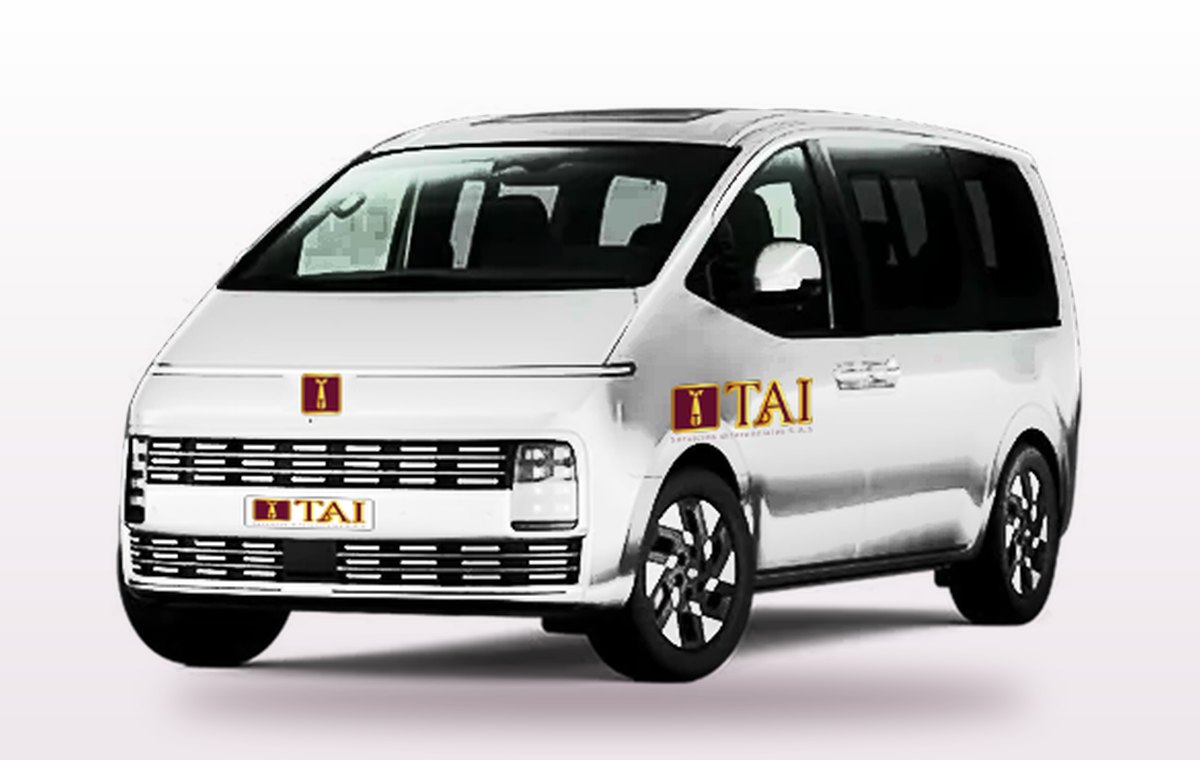 Microbuses blanco con el logo de TAI